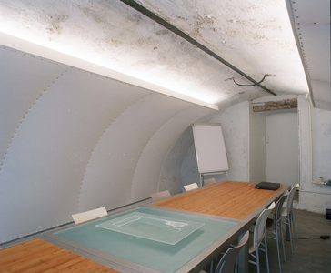 843555 Interieur van de gerestaureerde werfkelder onder het pand Oudegracht 320 te Utrecht, in gebruik als ...